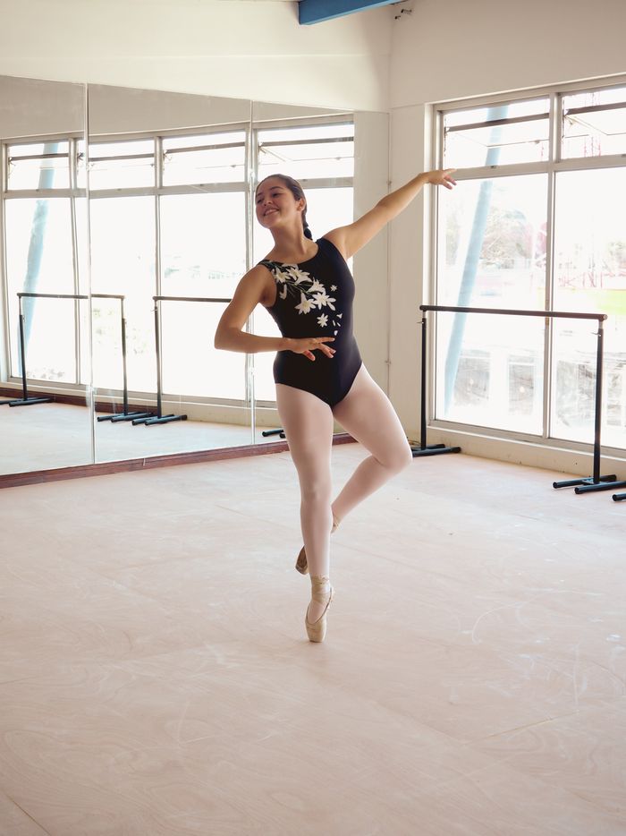 Bailarina en el estudio de Ballet Tico